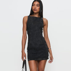 A Cut-Out Deconstructed Denim Tight-Fitting Fress