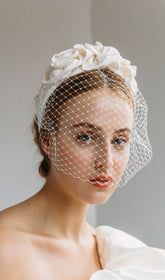 TRIPLE ROSETTE WITH VEIL IN CREAM