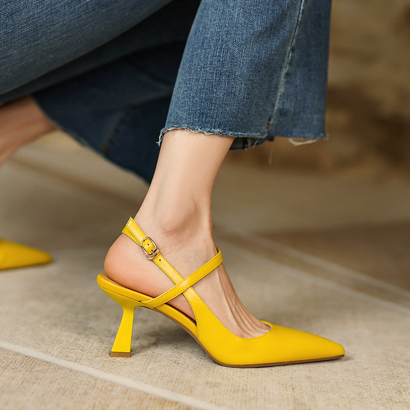 Slingback-Pumps mit Kitten Heels und spitzer Zehenpartie sowie Riemenschnalle
