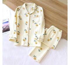 Pyjama-Set, langärmliges, geripptes Oberteil mit Kragen und Blumendruck zum Knöpfen + Hose