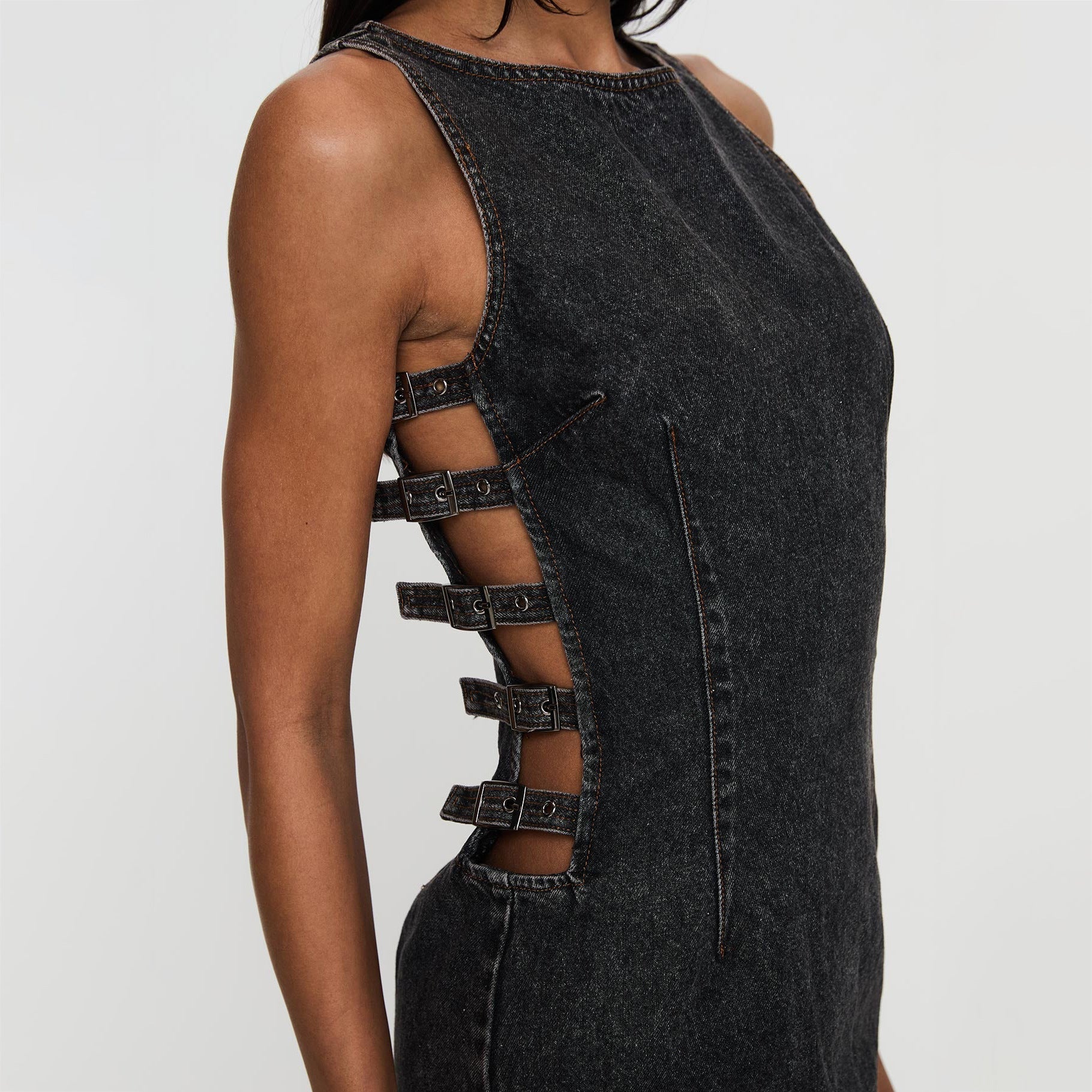 A Cut-Out Deconstructed Denim Tight-Fitting Fress
