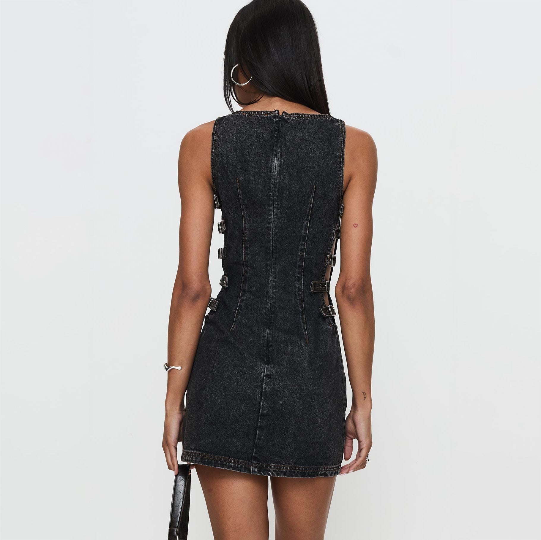A Cut-Out Deconstructed Denim Tight-Fitting Fress