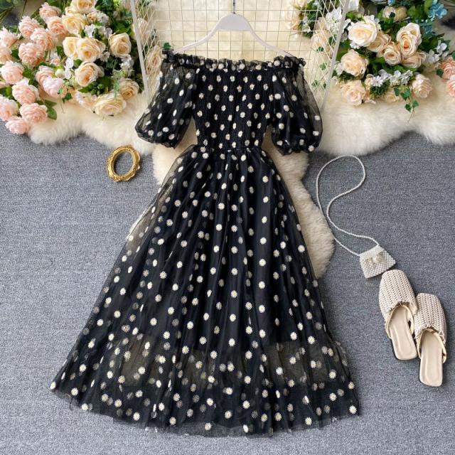 Vestido con hombros descubiertos de Sweet Daisy