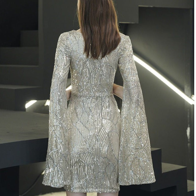 Kurzes Ballkleid mit Queen-Pailletten
